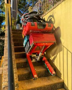 Domino con scatole degli attrezzi vicino a piscina 4