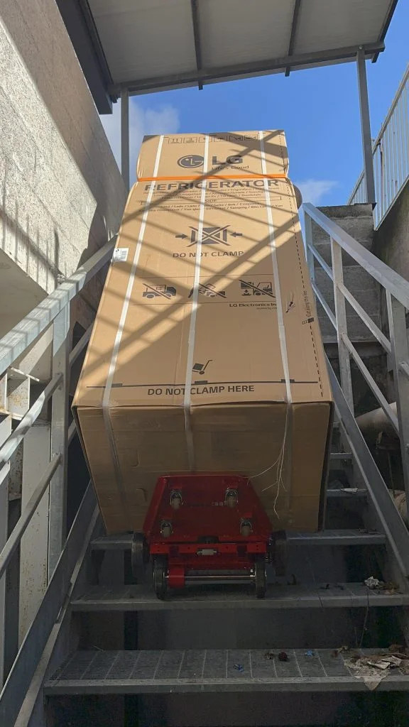 Transport de colis lourds vers un hall extérieur avec le diable pour escalier Buddy Plasmoid Zonzini